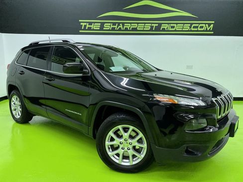 Used 2017 Jeep Cherokee Latitude w/ Comfort & Sound Group AWD/4WD image 1