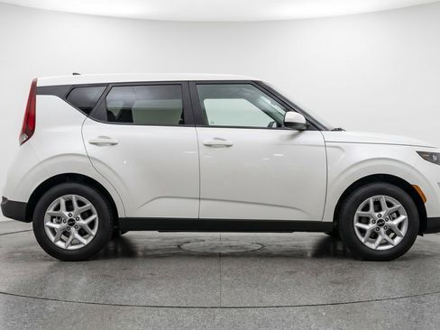 Used 2025 Kia Soul LX w/ LX Technology Package FWD image 11