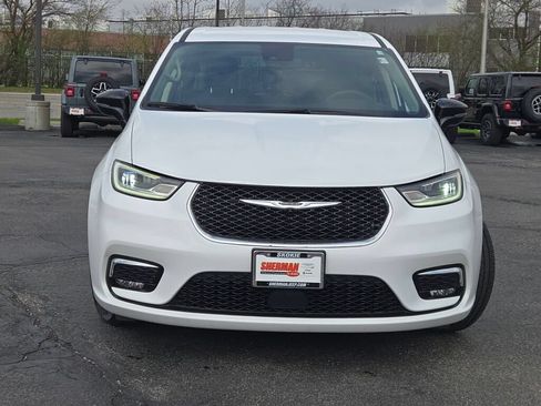 Used 2024 Chrysler Pacifica Touring-L FWD image 4