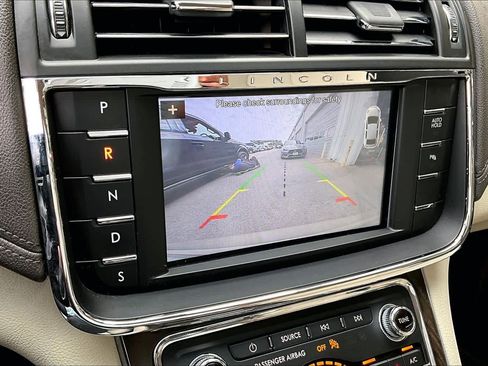 Used 2017 Lincoln Continental Premiere image 29