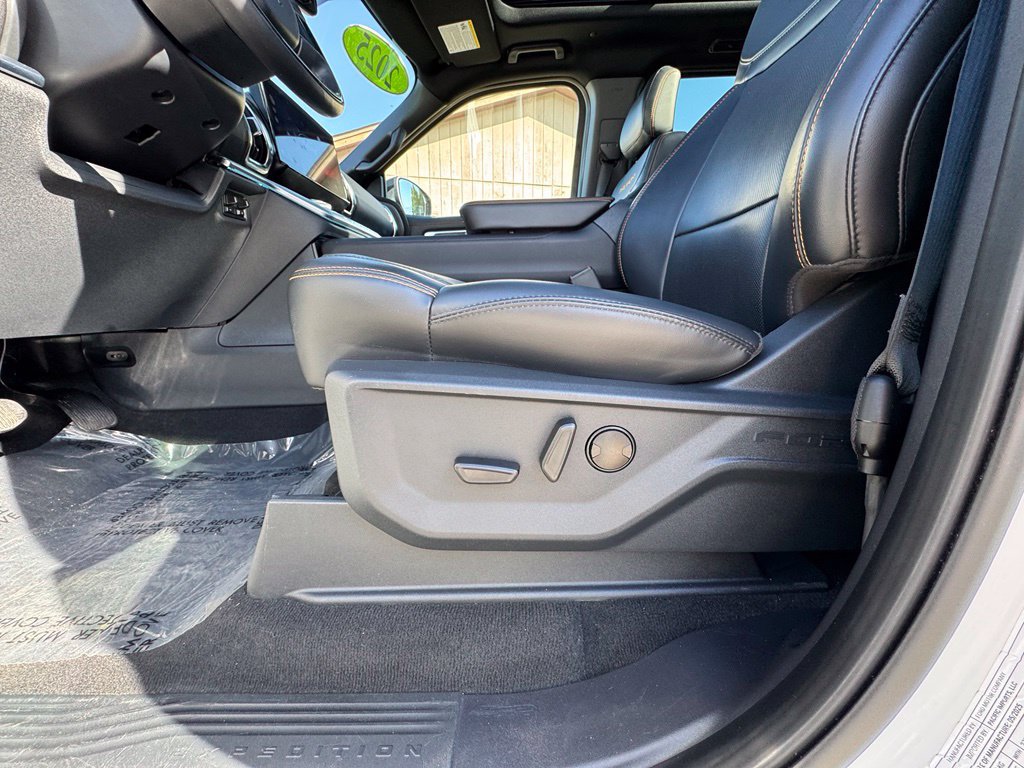Used 2025 Ford Expedition Tremor AWD/4WD image 18
