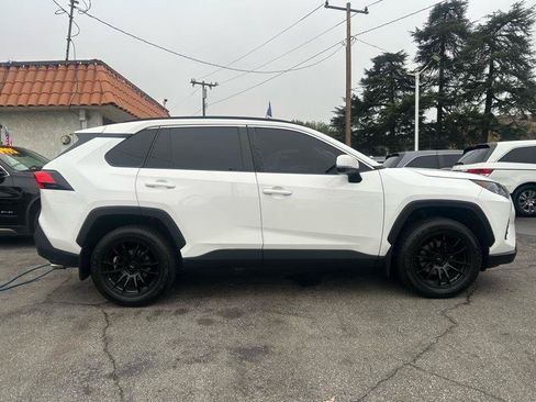 Used 2021 Toyota RAV4 LE AWD/4WD image 3