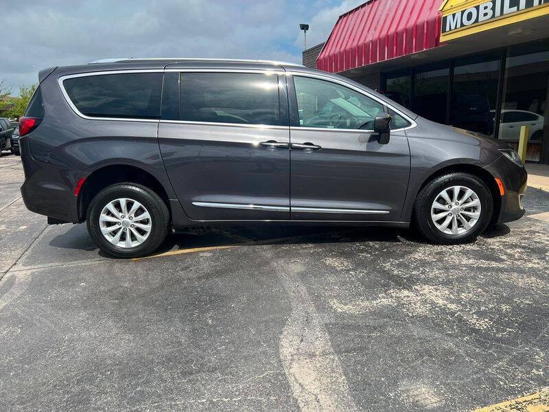 Used 2019 Chrysler Pacifica Touring-L FWD image 4