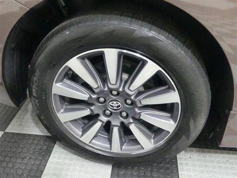 Used 2018 Toyota Sienna XLE Premium image 17