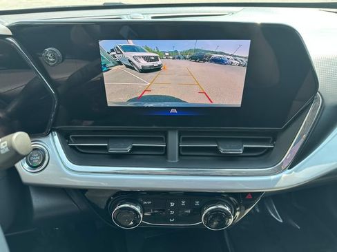 Used 2025 Chevrolet Trax LT FWD image 16
