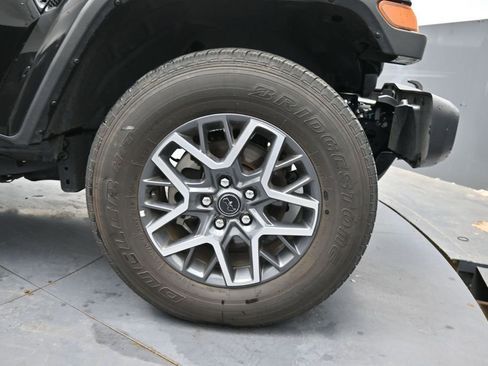 Used 2025 Jeep Wrangler Unlimited Sahara AWD/4WD image 16