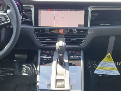 Certified 2025 Porsche Macan image 18