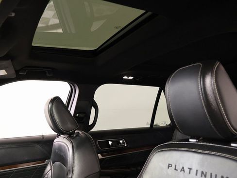 Used 2018 Ford Explorer Platinum image 18