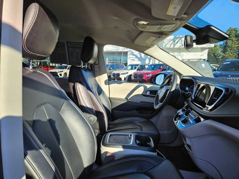 Used 2024 Chrysler Pacifica Select image 11