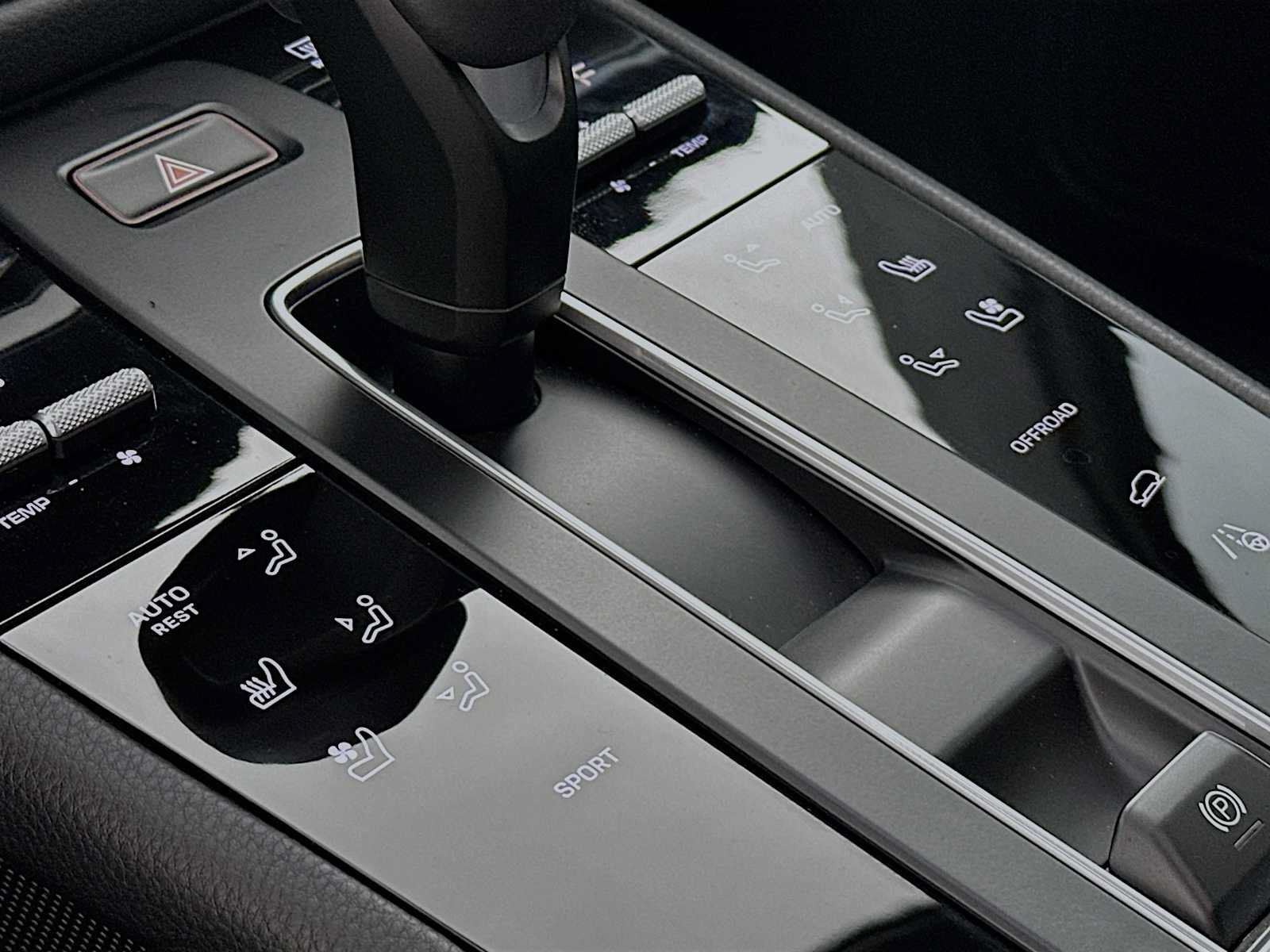 Certified 2026 Porsche Macan AWD/4WD image 21