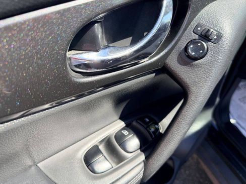 Used 2018 Nissan Rogue S AWD/4WD image 8