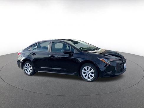 Used 2025 Toyota Corolla LE image 2