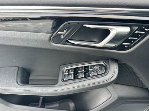 Certified 2025 Porsche Macan image 12