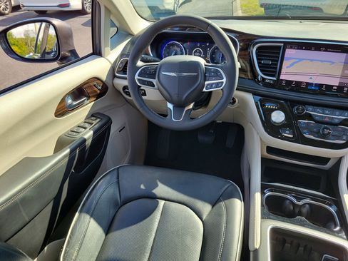 Used 2022 Chrysler Pacifica Limited AWD/4WD image 16