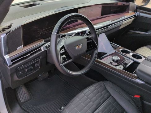 Used 2025 Cadillac Escalade Sport Platinum AWD/4WD image 2
