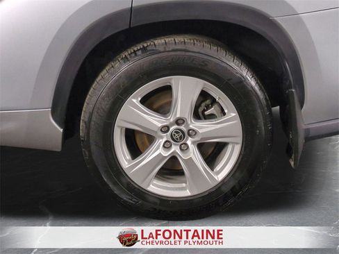 Used 2024 Toyota Highlander LE image 32