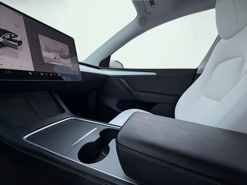Used 2023 Tesla Model Y Long Range AWD/4WD image 59