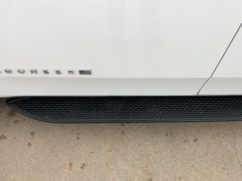 Used 2025 Jeep Wagoneer 4WD image 10