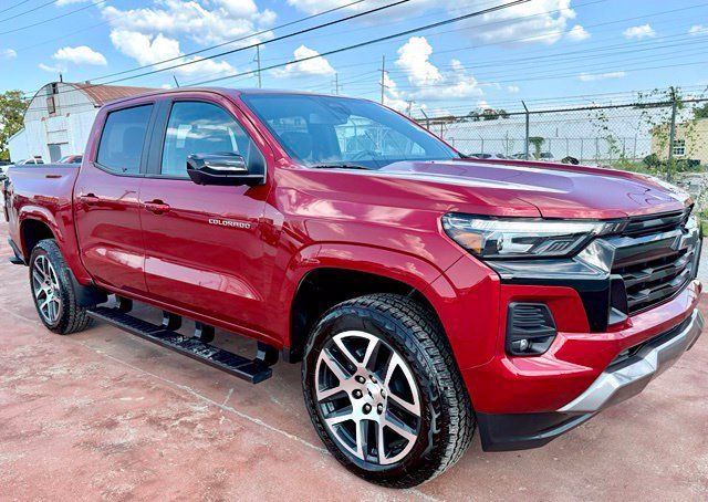 Used 2023 Chevrolet Colorado Z71 w/ Z71 Convenience Package 2 AWD/4WD image 3