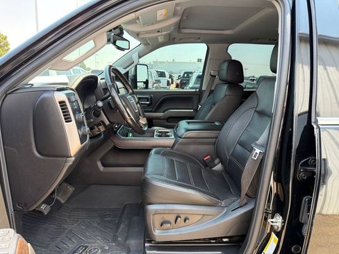 Used 2019 GMC Sierra 2500 Denali w/ Duramax Plus Package AWD/4WD image 2