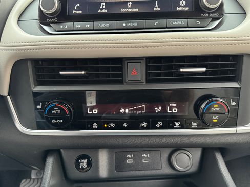 Used 2024 Nissan Rogue SV w/ SV Premium Package image 39