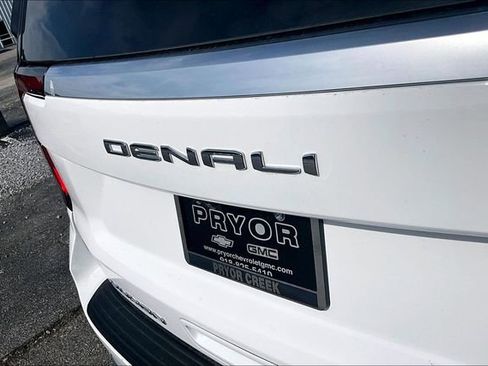Used 2025 GMC Yukon XL Denali AWD/4WD image 24