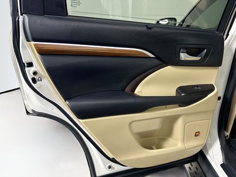 Used 2017 Toyota Highlander Limited Platinum image 28