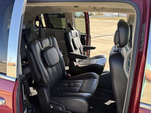 Used 2014 Chrysler Town & Country Touring-L w/ Driver Convenience Group image 13