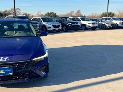 Certified 2025 Hyundai Elantra SEL image 3