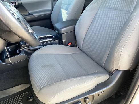 Used 2022 Toyota Tacoma SR5 RWD image 17