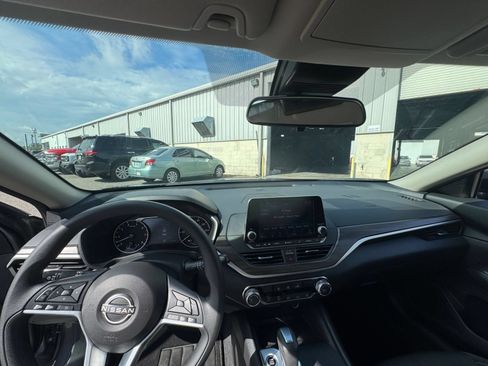 Used 2025 Nissan Altima 2.5 SV FWD image 33