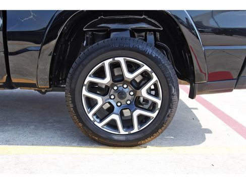 Used 2025 RAM 1500 Laramie AWD/4WD image 31