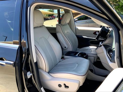 Used 2020 Chrysler Pacifica Limited FWD image 9