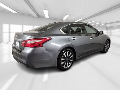 Used 2017 Nissan Altima 2.5 SV w/ Convenience Package image 7