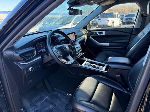 Used 2022 Ford Explorer XLT w/ Equipment Group 202A image 3