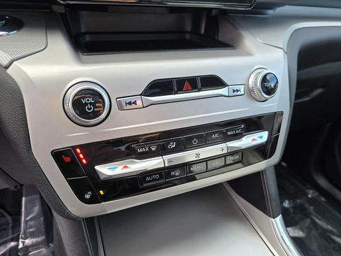 Used 2022 Ford Explorer XLT w/ Equipment Group 202A image 26