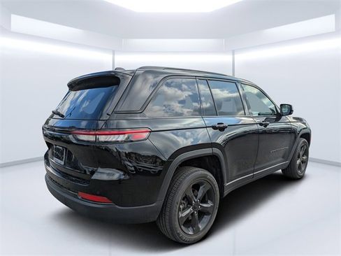 Used 2023 Jeep Grand Cherokee Altitude image 3