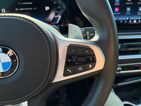 Certified 2025 BMW X7 M60i AWD/4WD image 33