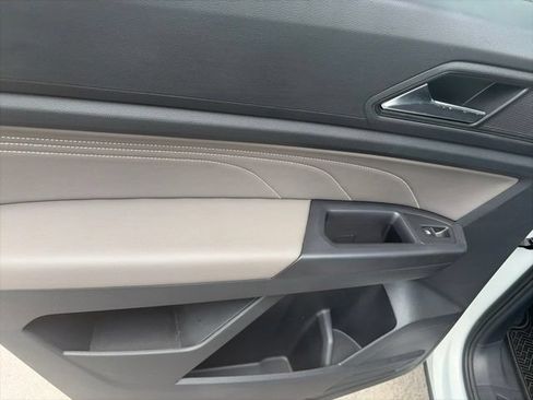 Used 2022 Volkswagen Atlas Cross Sport SE w/ Panoramic Sunroof Package FWD image 12