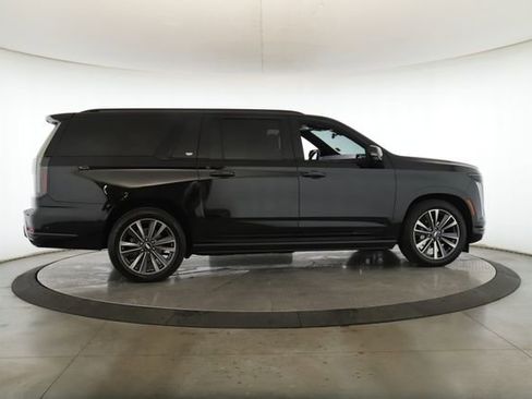 Used 2025 Cadillac Escalade ESV Sport w/ Touring Package image 6