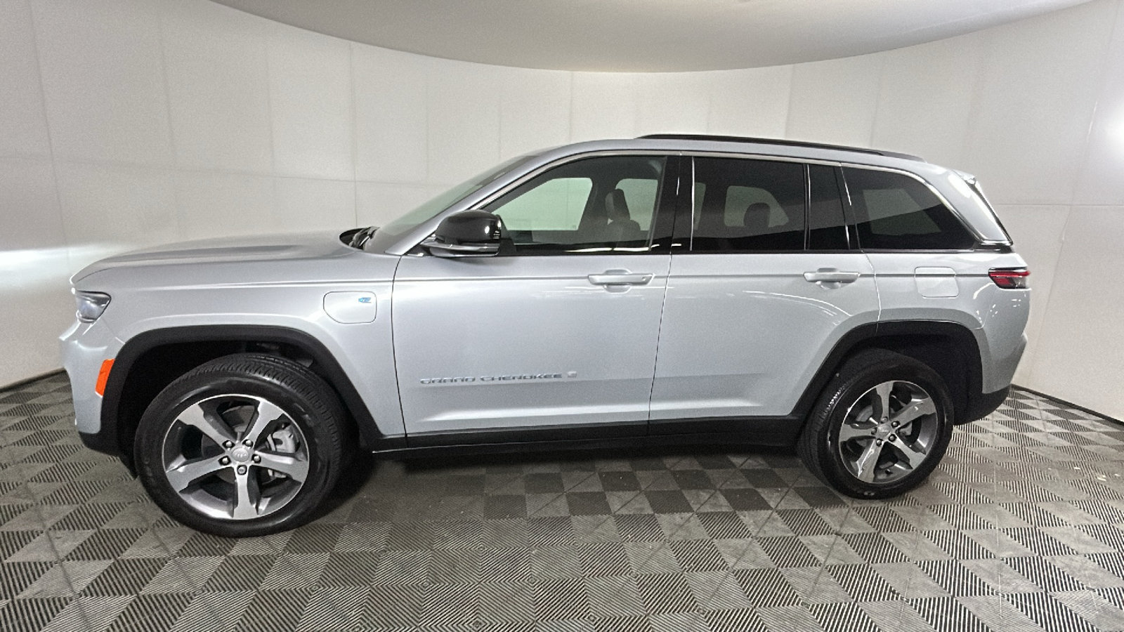 Used 2025 Jeep Grand Cherokee Limited 4xe AWD/4WD image 7