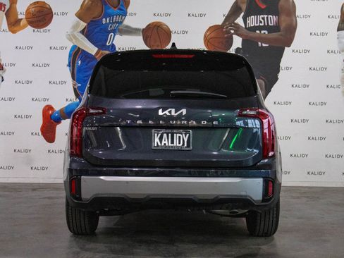 Used 2025 Kia Telluride LX FWD image 23