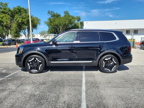 Used 2024 Kia Telluride EX w/ EX Captain's Chair Package FWD image 6