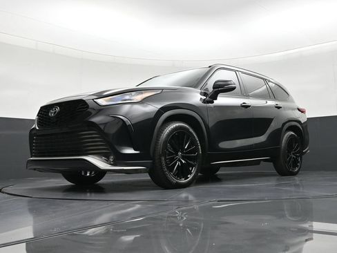 Used 2023 Toyota Highlander XSE FWD image 21