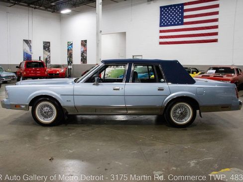 Used 1986 Lincoln Town Car image 3