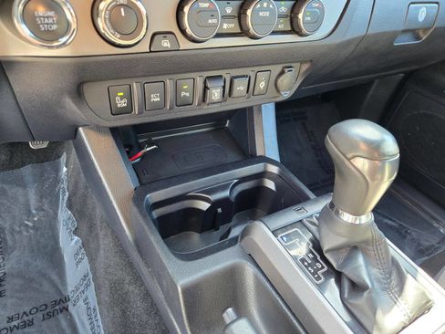 Used 2021 Toyota Tacoma TRD Off-Road w/ Technology Package AWD/4WD image 18
