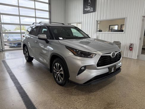 Used 2022 Toyota Highlander XLE AWD/4WD image 3