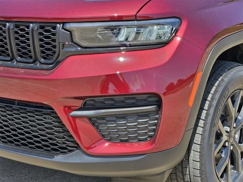 New 2025 Jeep Grand Cherokee Altitude image 8