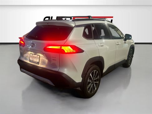 Used 2025 Toyota Corolla Cross XLE image 7