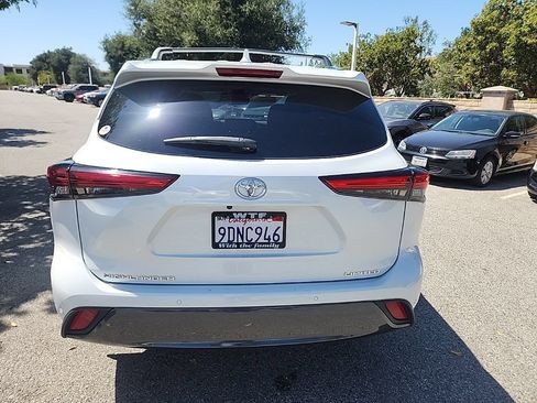 Used 2023 Toyota Highlander Limited FWD image 4